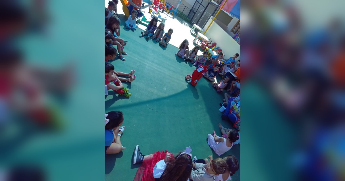 um momento de aprendizado e interação ao ar livre na Escola Infantil e Berçário Aclive, em Goiânia/GO. Tema - escola infantil período integral na Escola Aclive, Setor Vila Rosa, Goiânia, Goiás.