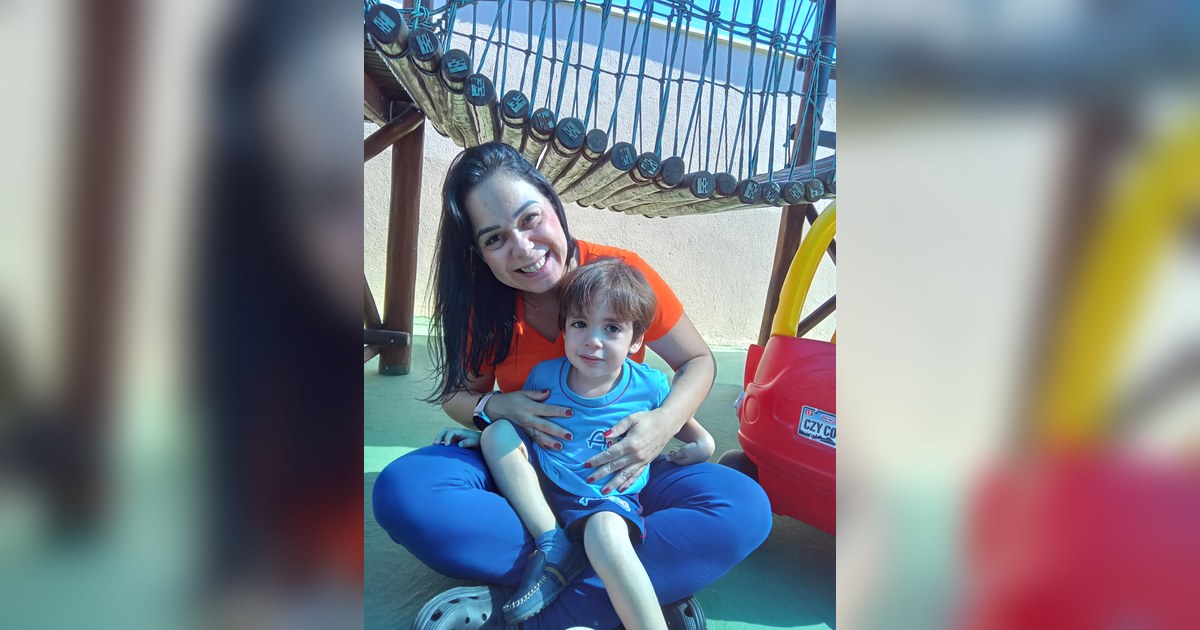 A imagem, capturada na Escola Infantil e Berçário Aclive em Goiânia/GO, retrata um momento de carinho e aprendizado lúdico em um ambiente externo. Tema - férias escolares educação infantil na Escola Aclive, Setor Vila Rosa, Goiânia, Goiás.