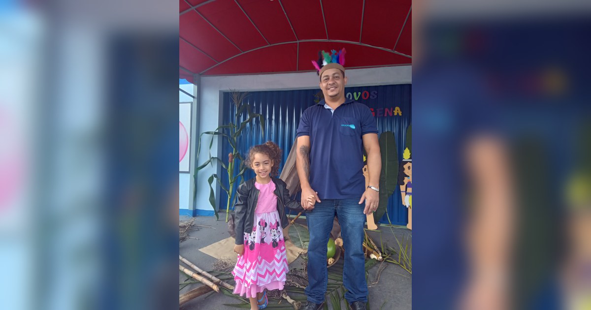 Atividade Pedagógica - A cena indica uma atividade pedagógica de <strong>aprendizado lúdico e imersão cultural</strong>. Tema – festa junina escola infantil na Escola Aclive, Setor Vila Rosa, Goiânia, Goiás.” loading=”lazy” /><figcaption>Atividade Pedagógica – A cena indica uma atividade pedagógica de <strong>aprendizado lúdico e imersão cultural</strong>. Tema – festa junina escola infantil na Escola Aclive, Setor Vila Rosa, Goiânia, Goiás.</figcaption></figure>
<p><em>Atividade Pedagógica – A cena indica uma atividade pedagógica de <strong>aprendizado lúdico e imersão cultural</strong>.</em></p>
<h2>Buscas relacionadas que ajudam na escolha da escola</h2>
<p>Quando as famílias começam a planejar a vida escolar de seus filhos, é muito comum pesquisarem por diferentes termos e instituições para entender o cenário educacional da região. Muitas famílias buscam por opções específicas como o `berçario jardins`, o `berçario jean piaget` ou o `berçario maternal jardim`. Outras procuram por propostas focadas em metodologias alternativas, utilizando termos de busca como `berçario mentes brilhantes` ou `berçario montes claros`.</p>
<p>Embora essas buscas mostrem a grande variedade de propostas pedagógicas existentes, os especialistas apontam que a melhor escolha para o seu filho deve ir além do nome ou da proximidade geográfica. Ao avaliar uma escola infantil ou berçário, é fundamental agendar uma visita presencial para observar:<br />
1. <strong>Acolhimento e escuta ativa:</strong> Como a equipe interage com as crianças e responde às suas necessidades emocionais.<br />
2. <strong>Segurança e infraestrutura:</strong> Se os ambientes são adaptados, higienizados e seguros para a exploração livre dos bebês.<br />
3. <strong>Proposta pedagógica real:</strong> Se as atividades diárias promovem a autonomia, o brincar livre e o respeito ao tempo de cada criança, assim como fazemos na Escola Aclive.</p>
<p>—</p>
<h2>Perguntas frequentes sobre a festa junina na educação infantil</h2>
<h3>1. Meu filho é muito pequeno, ele deve participar da dança?</h3>
<p>A participação deve ser sempre voluntária e prazerosa. No berçário e nas turmas de maternal, a “dança” costuma ser um momento de colinho com os pais ou com as professoras, ao som de músicas suaves. O foco é a integração e a diversão, e nunca a perfeição dos passos.</p>
<h3>2. Como lidar se a criança chorar na hora da apresentação?</h3>
<p>O choro é uma resposta natural ao excesso de estímulos ou ao medo do desconhecido. Se isso acontecer, a melhor atitude é acolher. Pegue a criança no colo, saia do foco dos olhares e acalme-a. Não force a permanência na apresentação; o bem-estar emocional do seu filho é a prioridade absoluta.</p>
<h3>3. Posso levar familiares para assistir à festa na escola?</h3>
<p>Sim! A presença da família (pais, avós, tios) é fundamental para fortalecer a parceria entre lar e escola. Ver as pessoas que ama torcendo por ela no público aumenta significativamente a autoconfiança da criança.</p>
<h3>4. Como a escola lida com a alimentação dos bebês durante a festa?</h3>
<p>Na Escola Aclive, temos uma preocupação rigorosa com a nutrição infantil. Durante as festividades, oferecemos opções de comidinhas típicas adaptadas para as faixas etárias, evitando o consumo precoce de açúcar e ultraprocessados pelos bebês, garantindo uma festa saborosa e totalmente segura.</p>
<p>—</p>
<h2>Criando memórias afetivas que duram para sempre</h2>
<p>Celebrar a <strong>festa junina escola infantil</strong> é criar memórias afetivas que acompanharão as crianças por toda a vida. Aquela sensação gostosa de vestir uma roupa caipira, de correr pelo pátio decorado e de ver os pais sorrindo orgulhosos na plateia é o que realmente importa. Com paciência, respeito aos limites individuais de cada pequeno e muita parceria entre a família e a escola, esse evento se torna um marco de alegria e união.</p>
<p>Esperamos por você e sua família para construirmos juntos as melhores memórias da infância do seu filho. Agende sua visita à Escola Aclive no Setor Vila Rosa, Goiânia, Goiás, enviando uma mensagem em nosso WhatsApp: https://wa.me/556283390021. Venha conhecer nosso espaço acolhedor e seguro! Conheça também a página inicial da escola: <a href=